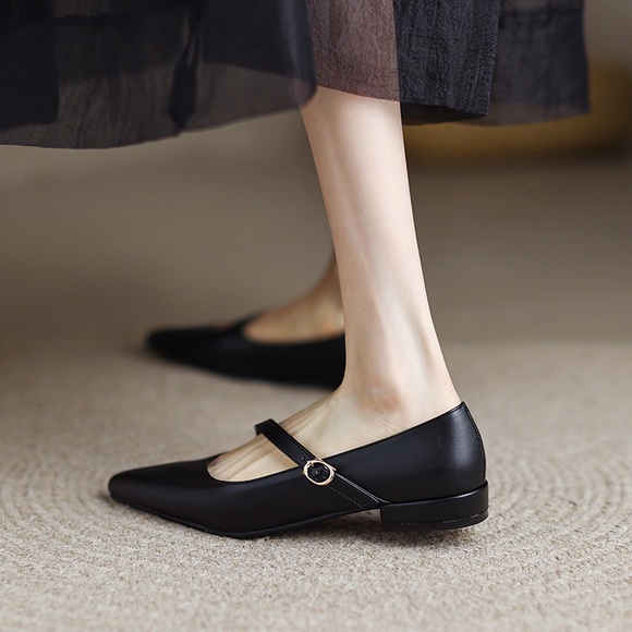 Simple black flat - Picture 6 of 6